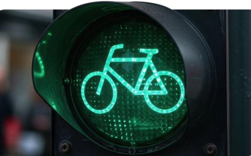 <p>Een nieuwe app zorgt ervoor dat fietsers vaker groen licht krijgen bij stoplichten. De maker noemt het 'een soort super stoplichtknopje' dat het fietsen door de stad een stuk soepeler maakt.</p>