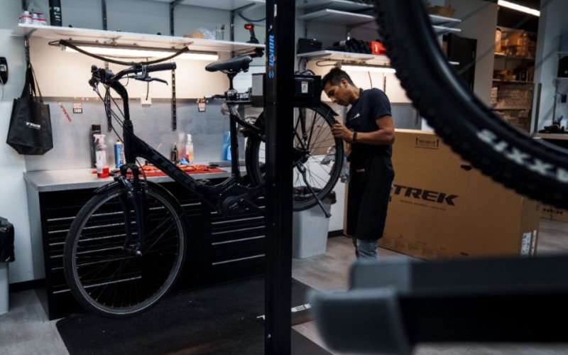 <p>Heb je een lekke band, een defecte rem of wens je een compleet onderhoud aan uw favoriete tweewieler. Wij helpen je snel en vakkundig terug de baan op. Wij hebben ruime ervaring met zowel stadsfietsen, mtb's en racefietsen. </p>